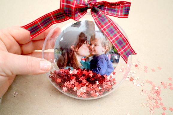 5 Ideas to Use Instant Photos to Craft for Christmas