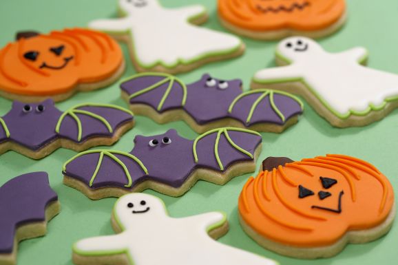 Halloween Iced Biscuits (+ A Royal Icing Giveaway!)