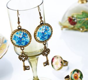 Embed vintage images in resin Earrings